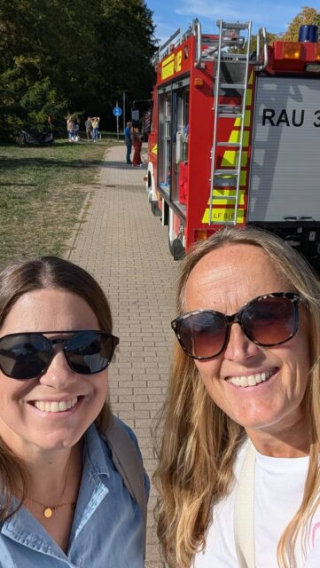 Einsatzstark, koordiniert und ehrenamtlich für unsere Sicherheit 🚒
Jahreshauptübung der Feuerwehr Rauenberg-Rotenberg-Malschenberg und DRK Rauenberg @feuerwehr_rauenberg @feuerwehr_rotenberg @feuerwehr_mbg @drk_rauenberg
Bei spätsommerlichen Temperaturen durften wir als grüne Gemeinderatsfraktion der diesjährigen Jahreshauptübung aller drei Abteilungen der Freiwilligen Feuerwehr Rauenberg-Rotenberg-Malschenberg beiwohnen. Auf dem Gelände der Firma Metallbau Menges-König in Rotenberg erlebten wir hautnah, welch beeindruckende und anspruchsvolle Arbeit unsere Einsatzkräfte leisten.
Hauptkommandant Julian Haupt erläuterte uns fachmännisch die einzelnen Schritte des komplexen Übungsszenarios:
Brandeinsatz & Menschenrettung, sowie des
Parallelereignis Verkehrsunfall.
Diese Übung hat eindrücklich gezeigt, wie reibungslos die Zusammenarbeit zwischen den Abteilungen Rauenberg, Rotenberg und Malschenberg sowie dem DRK Rauenberg im Notfall funktioniert. Es ist immer wieder faszinierend zu sehen, mit wie viel Professionalität, Mut und Teamgeist die Feuerwehrfrauen und -männer diesen schweren Dienst ehrenamtlich für unsere Gemeinschaft erbringen.
Ein herzliches Dankeschön!
Vielen Dank für die Einladung und die Möglichkeit, bei dieser spannenden Übung dabei zu sein! Ein besonderer Dank gilt allen Kameradinnen und Kameraden der drei Abteilungen sowie dem DRK @drk_rauenberg für ihren unermüdlichen Einsatz – ebenso wie der Firma Metallbau Menges-König für die Bereitstellung des Geländes.