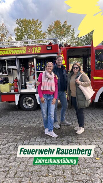 🚒 Jahreshauptübung der Feuerwehr Rauenberg
Die diesjährige Jahreshauptübung der Freiwilligen Feuerwehr fand in der Kulturhalle Rauenberg statt. Durch den regelmäßigen Wechsel der Übungsorte – ob Schule oder Halle – lernen die Einsatzkräfte die verschiedenen Gebäude mit ihren Besonderheiten kennen und sind so im Ernstfall bestens vorbereitet. 💪🏼🔥
Besonders beeindruckend: Gleich zu Beginn rückte ein Teil der Mannschaft zu einem echten Verkehrsunfall aus und trotzdem lief die Übung reibungslos weiter. 🙌🏼
Es war großartig zu sehen, wie die Feuerwehren aus Rauenberg, Malschenberg und Rotenberg Hand in Hand zusammenarbeiten! 👏🏼 @feuerwehr_rauenberg @feuerwehr_mbg @feuerwehr_rotenberg 
#gruenerauenberg #feuerwehrrauenberg #jahreshauptübung #rauenberg