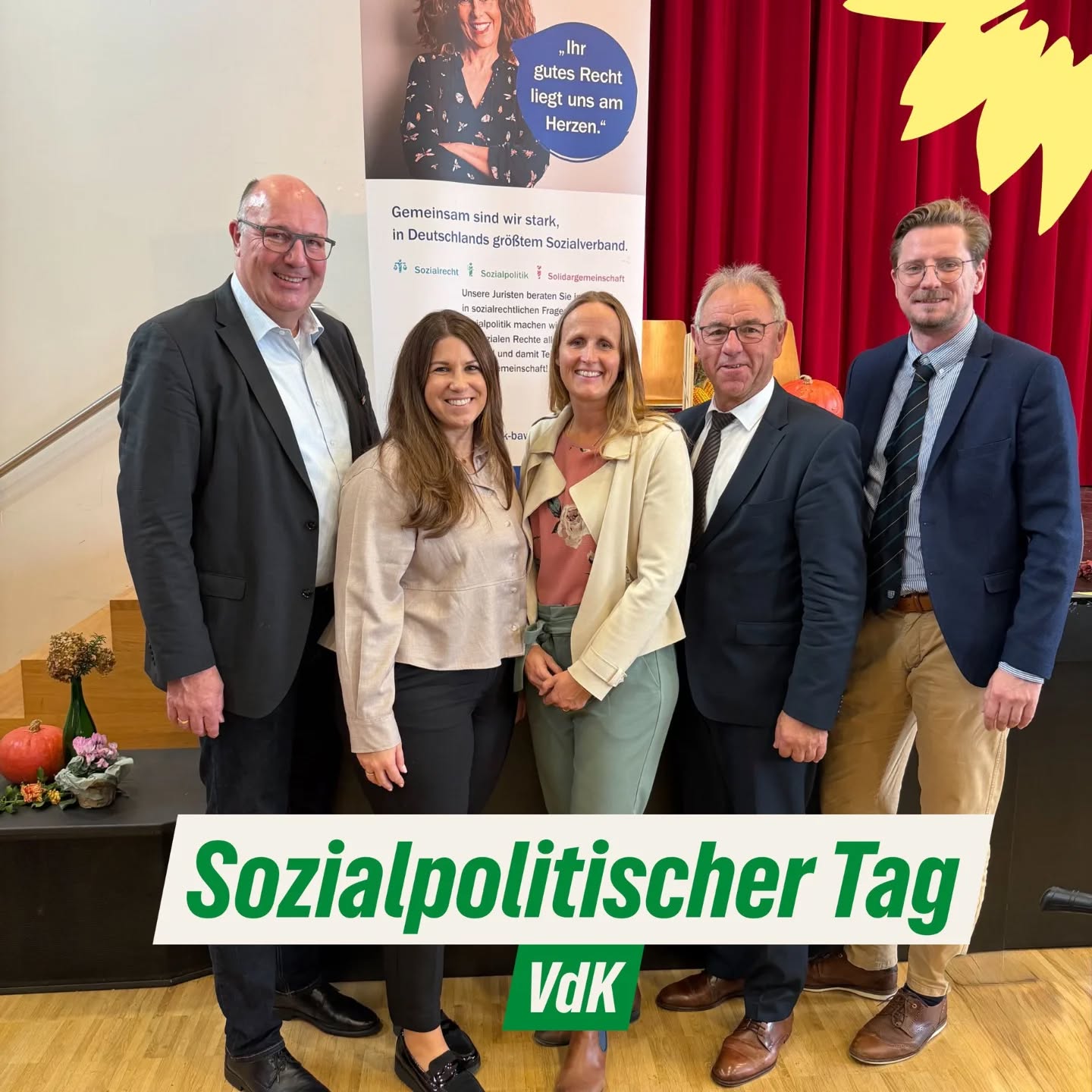 Ja!Sozial!

Am 8. November waren die GRÜNE GR Fraktion und MdL Norbert Knopf zum Sozialpolitischen Tag des VdK-Kreisverbands Heidelberg in die Kulturhalle Rauenberg eingeladen.

 Die Veranstaltung bot einen informativen und zugleich eindrucksvollen Einblick in aktuelle sozialpolitische Herausforderungen.

Besonders hervorzuheben waren die engagierten Reden des Kreisverbandsvorsitzenden Hans-Josef Hotz, der mit seiner lebendigen und fachkundigen Art das Publikum einmal mehr mitnahm, sowie der VdK-Präsidentin Verena Bentele. 

Sie rief mit Nachdruck mit Ihrem Ja-Sozial zu klarer sozialer Verantwortung auf. In einer Zeit, in der der Abbau von Sozialleistungen und gesellschaftlichem Mitgefühl vielerorts fast selbstverständlich erscheint setzten beide starke Signale für den Wert und die Zukunft der sozialen Marktwirtschaft.

Ein herzlicher Dank gilt dem VdK Rauenberg für die stimmungsvolle Gestaltung der Kulturhalle sowie für die ausgezeichnete Organisation der Veranstaltung und Herrn Hans-Josef Hotz für die Einladung!