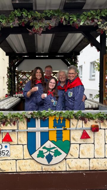 Rauenberger Kerweumzug – in diesem Jahr auf leicht veränderter Strecke! 🎉 Das tat der Stimmung aber keinen Abbruch: Es wurde gelacht, gefeiert und natürlich Wein ausgeschenkt. 🍷 Ein herzliches Dankeschön an alle Mitwirkenden und Besucherinnen und Besucher – schön war’s! 💚 🍇 
#rauenberg #gruenerauenberg #kerwe #rauenbergerkerwe